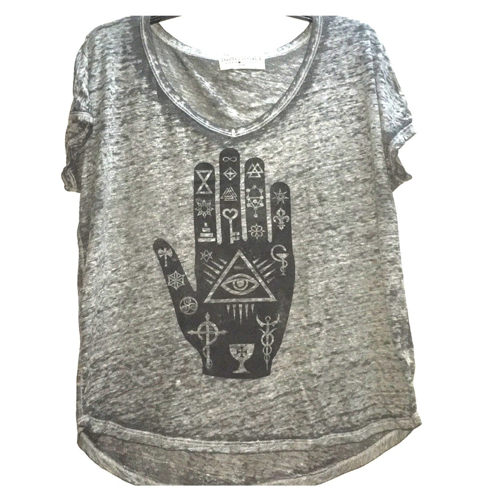 Cool slightly cropped shirt!